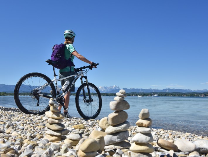 Ein herrlicher Ausblick vom Ufer des Starnberger Sees in das Bergpanorama, &copy; T&ouml;lzer Land Tourismus, Foto: Hubert Walther