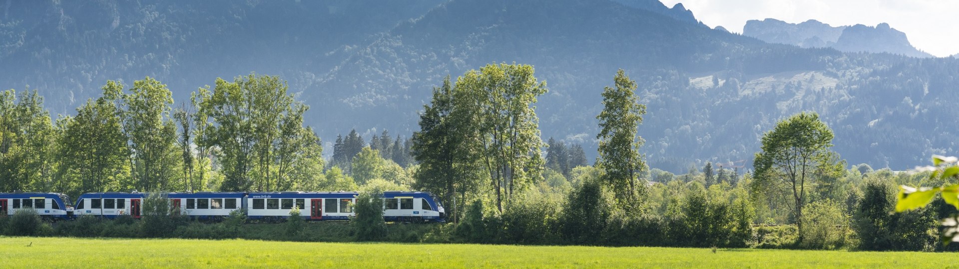 Mit der Bayerischen Regiobahn durch bl&uuml;hende Wiesen durch das Isartal bei Lenggries mit Blick auf's Brauneck, &copy; Bayerische Regionbahn GmbH