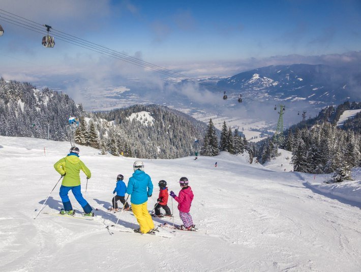 Ein toller Wintertag beim Skifahren mit der ganzen Familie am Brauneck in Lenggries - die Brauneck Bergbahn bringt einen bequem hinauf ins Skigebiet., © Tourismus LenggriesIFoto: Adrian Greiter
