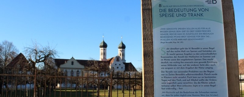 Kloster Benediktbeuern mit Stele Benediktusweg, &copy; T&ouml;lzer Land Tourismus