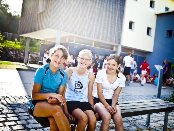 Jugendliche vor der Sport|Jugendherberge Bad T&ouml;lz, &copy; Deutsches Jugendherbergswerk Landesverband Bayern e.V.