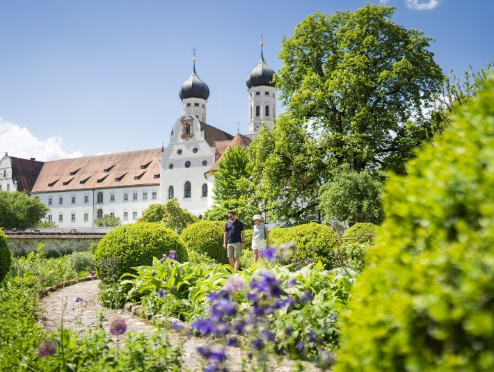 Ein Spaziergang durch den Meditationsgarten vor dem Kloster Benediktbeuern mit seinem beiden markanten Zweibeltürmen., © Tölzer LandTourismus|Dietmar Denger