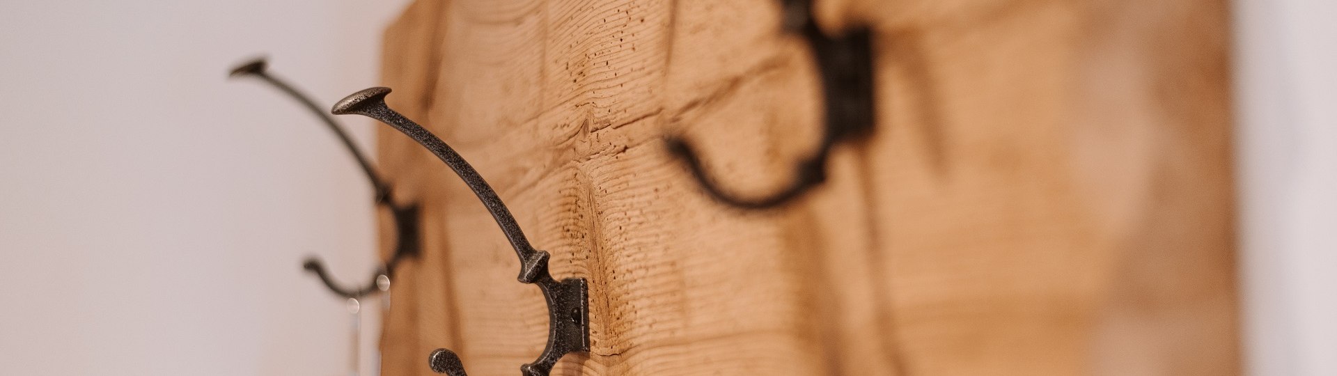 Aus Alt mach neu - eine Garderobe aus einem alten Holzbrett bei einem unserer Gastgeber im Tölzer Land, © Tölzer Land Tourismus|Leonie Lorenz