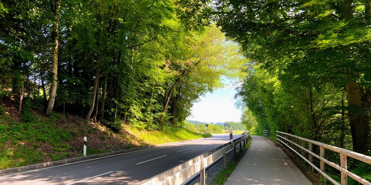 Radweg oberhalb der Isar, &copy; Fakult&auml;t f&uuml;r Tourismus - Hochschule M&uuml;nchen - Digitales Marketing & Management