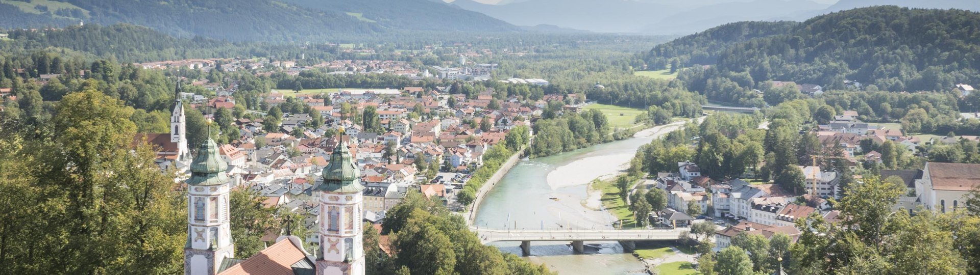 Ein Kraftplatz &uuml;ber der Isar in Bad T&ouml;lz - der Kalvarienberg mit seiner Leonhardi-Kapelle und der Doppelkirche, &copy; T&ouml;lzer Land Tourismus, Foto: Dietmar Denger