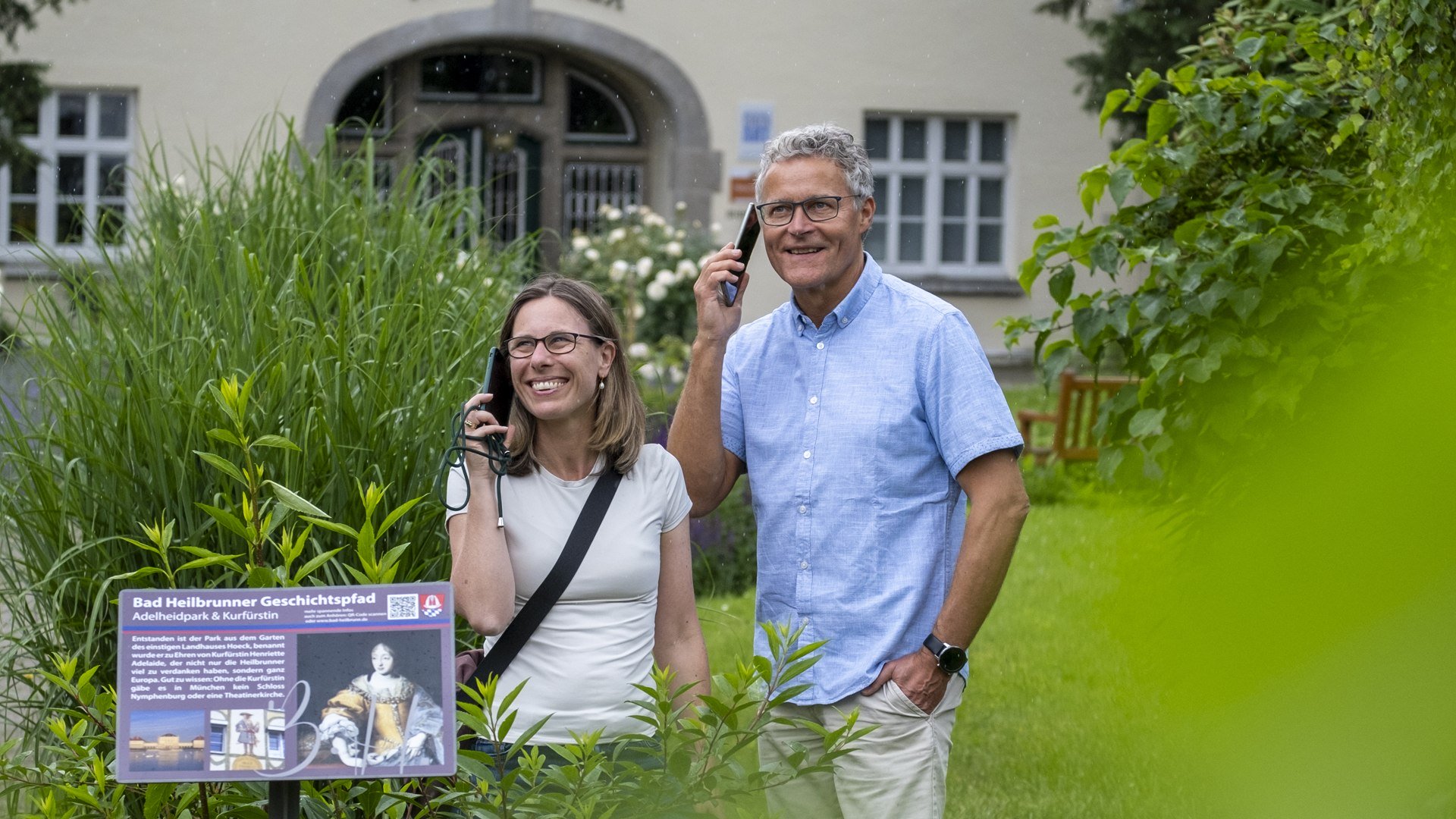 Audiodateien erg&auml;nzen die Infostafeln entlang des Geschichtspfads in Bad Heilbrunn - hier vor der Park Villa, &copy; Lisa Bahnm&uuml;ller