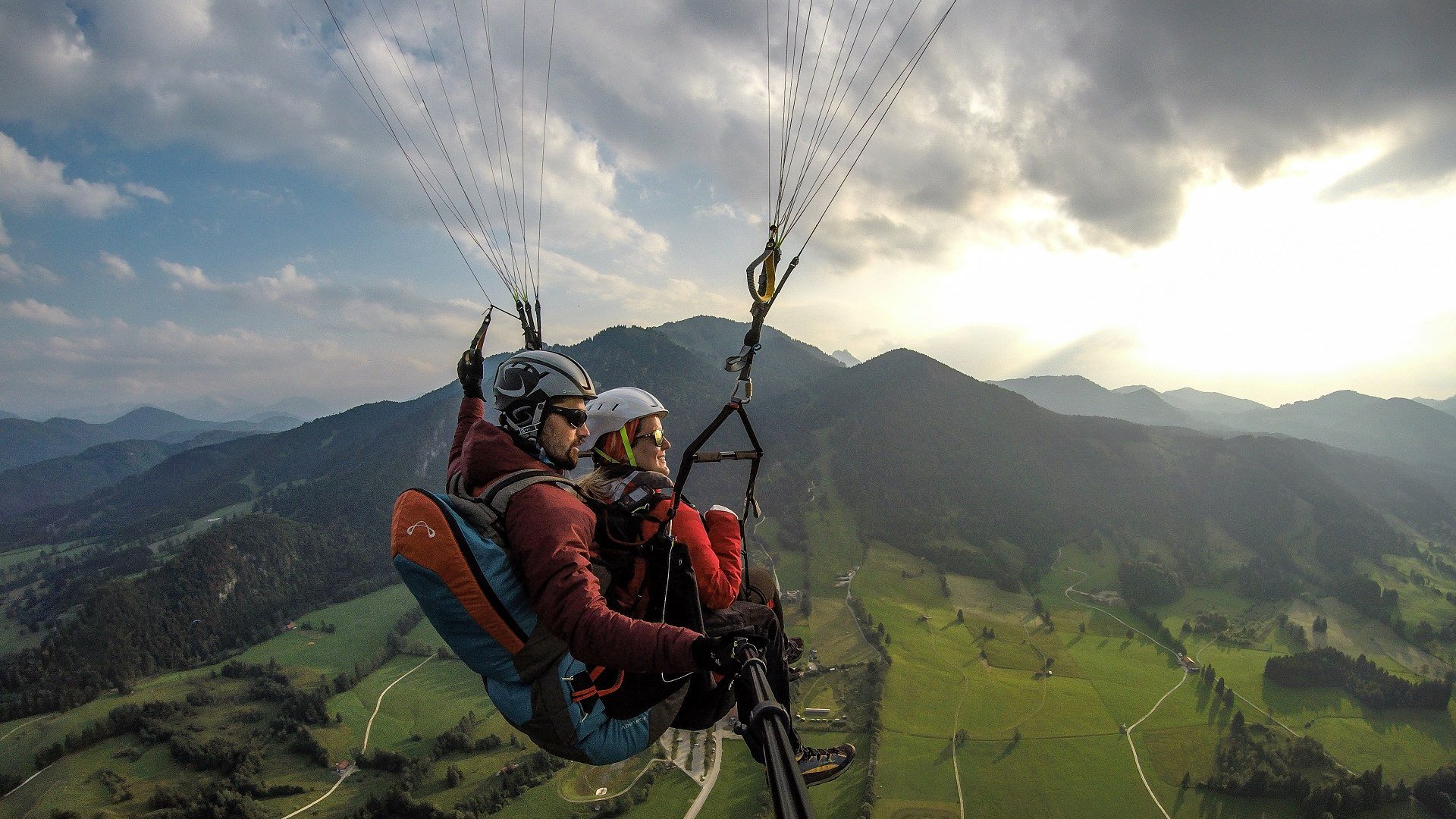 Tandemfliegen - ein Abenteuer das man nie vergisst.
Das Bild zeigt: &Uuml;ber den Gipfeln des T&ouml;lzer Landes: Gleitschirm-Tandem-Flug am Brauneck mit Blick auf die Isar und die bayerische Alpenwelt
, &copy; Adventure Sports Gbr|Foto: Rafael Frei