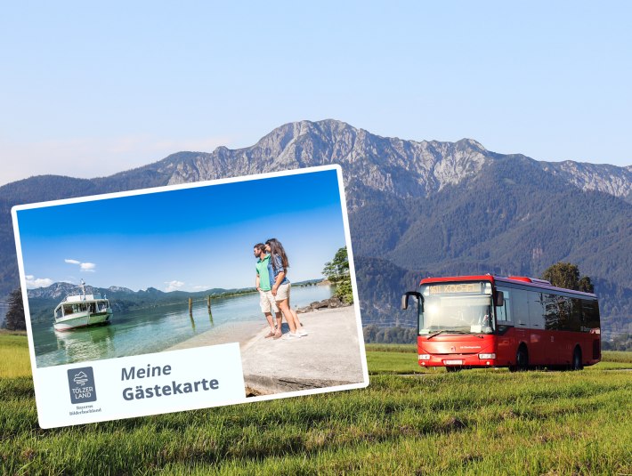 Das Bild zeigt einen roten Linienbus vor einer sommerlichen Berglandschaft. Darauf ist ein weiteres Bild mit wei&szlig;er Umrandung, das zwei auf das Motorschiff wartende G&auml;ste zeigt sowie die Aufschrift "Meine G&auml;stekarte" und das T&ouml;lzer Land Logo, &copy; Fotos: TI Kochel a. See, Kujat (Schiffahrt) und Weickel (RVO-Bus)