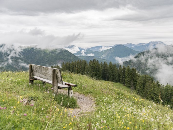 Rast machen beim Wandern im Tölzer Land - die Aussicht und die Ruhe um sich in der Natur genießen, © Beim Wandern in der Jachenau|www.bayern.by |Peter von Felbert