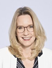 Barbara Radomski ist Geschäftsführerin der Bayern Tourismus Marketing GmbH (BayTM). Als Landestourismusorganisation verantwortet die BayTM im Auftrag des Freistaats das nationale und internationale Marketing für das Urlaubs- und Reiseland Bayern. Das Bild zeigt eine  freundlich in die Kamera lächelnde Frau mittleren Alters mit blondem schulterlangem Haar, die eine Brille mit farbigem Gestell trägt., © tourismus.bayern – Gert Krautbauer