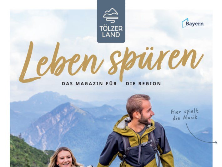 Magazintitel Urlaubsmagazin T&ouml;lzer Land, zwei Personen wandern vor Bergkulisse