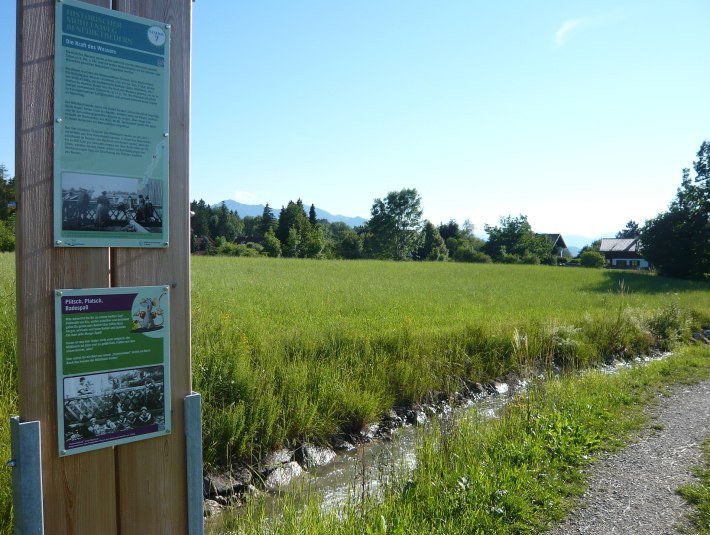 Der Themenweg mit seinen Informationstafeln führt entlang des Mühlbachs in Benediktbeuerns und beleuchtet die Bedeutung der Wasserkraft., © Tourist Information benediktbeuern |Rauscher