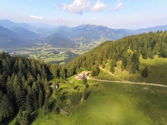 Panoramablick auf die Lenggrieser Hütte im Sommer, © Lenggrieser Hütte