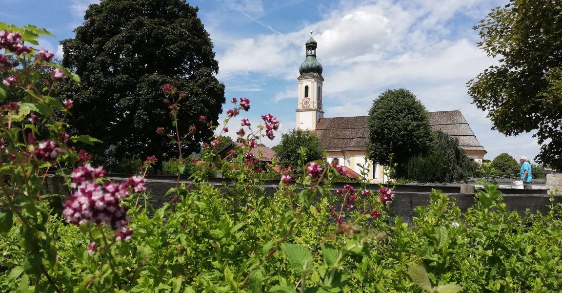 Kr&auml;uterbeete am Dorfbach Lenggries mit Pfarrkirche St. Jakob, &copy; T&ouml;lzer Land Tourismus