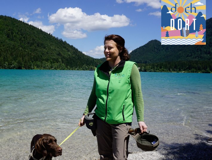 Naturschutzrangerin Sabine Gerg mit ihrem Hund unterwegs am Walchensee, &copy; T&ouml;lzer Land Tourismus|KUNZ PR