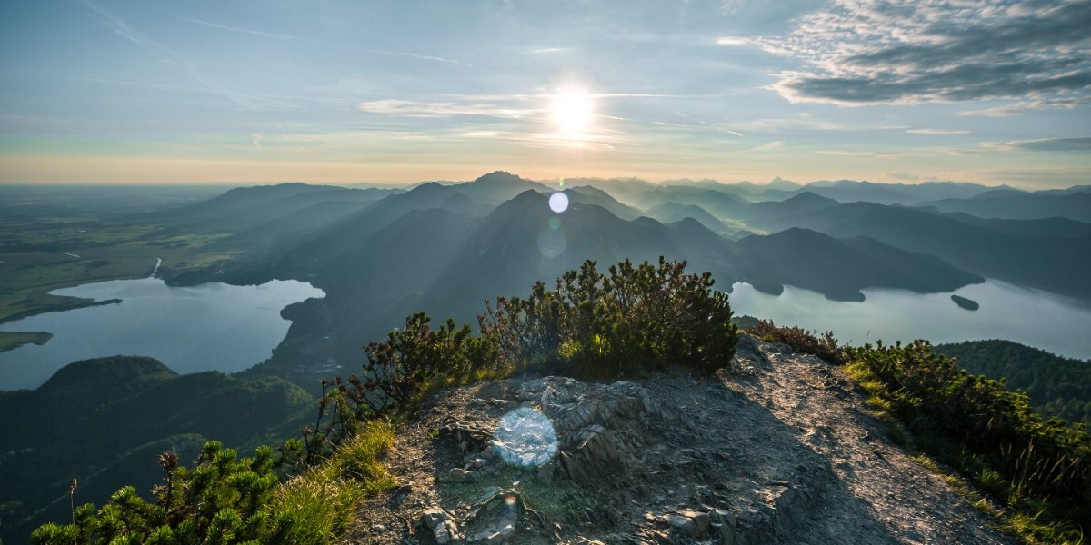 Herzogstand mit Blick auf das Zwei-Seen-Land mit Kochelsee und Walchensee, © Tourist Information Kochel a. See