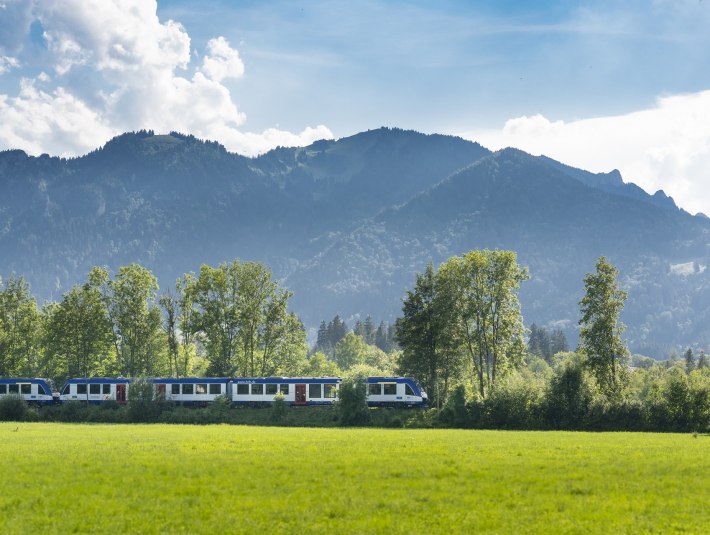 Mit der Bayerischen Regiobahn durch bl&uuml;hende Wiesen durch das Isartal bei Lenggries mit Blick auf's Brauneck, &copy; Bayerische Regionbahn GmbH