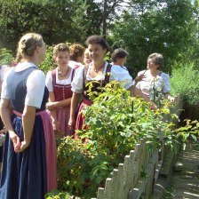 Kr&auml;uterp&auml;dagoginnen zeigen uns die Welt der Kr&auml;uter, &copy; T&ouml;lzer Land Tourismus