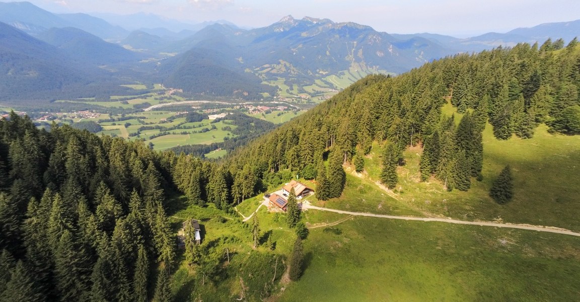 Panoramablick auf die Lenggrieser Hütte im Sommer, © Lenggrieser Hütte