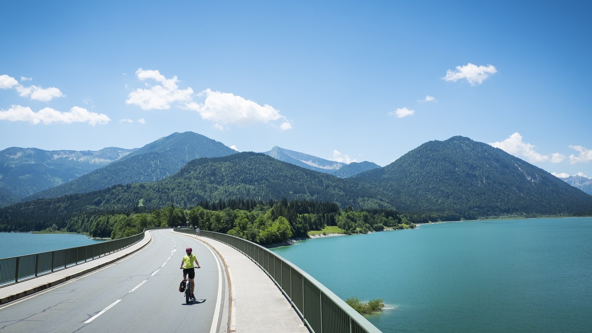 Der Fernradweg M&uuml;nchen-Venezia f&uuml;hrt Sie durch die Alpen auch entlang des Sylvensteinsees, &copy; T&ouml;lzer Land Tourismus|J&ouml;rg Spaniol