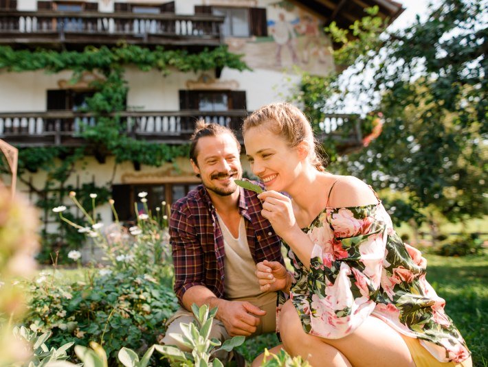 Im Kr&auml;utergarten beim Doasahof in M&uuml;nsing, &copy; Archiv T&ouml;lzer Land Tourismus|Fotograf: Leonie Lorenz