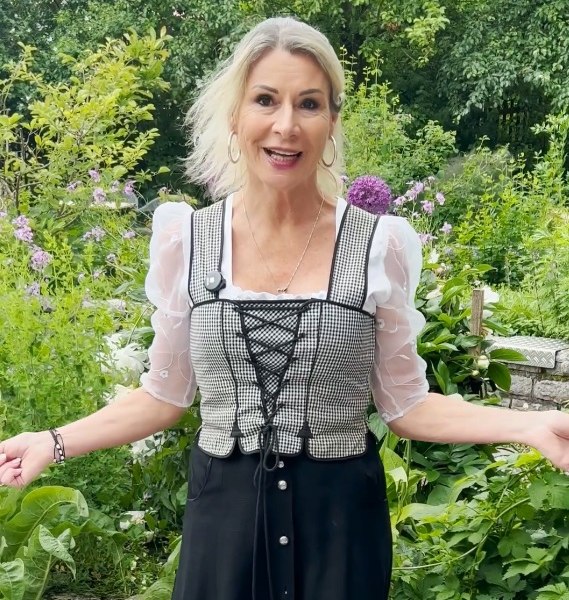 Die Kräuterpädagogin Sylvia Gollwitzer vor dem Kräutergarten vor dem ZUK Kräuter Cafè und Laden, © ZUK Kräuter Café und Laden Benediktbeuern