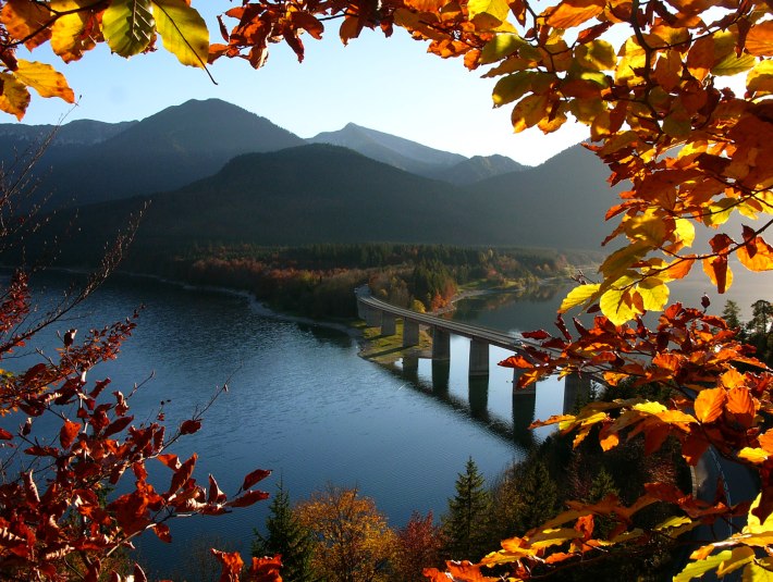 herbstlicher Sylvensteins-Stausee, © Tölzer Land Tourismus / Foto: Klaus Knirk