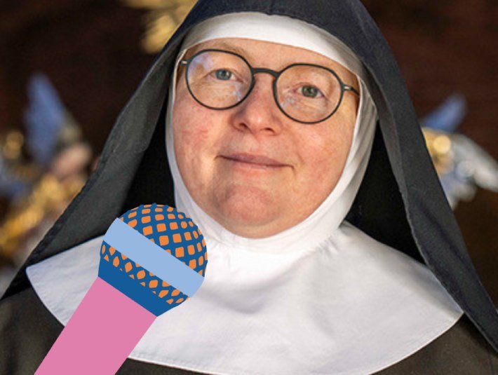 Schwester Benedicta, Oberin des Klosters Reutberg mit dem Podcast-Mikrophon von dochDort, &copy; dochDort|Lisa Steinbacher