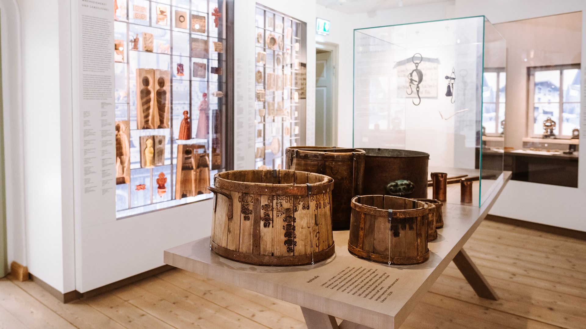 Ausstellungsraum mit Holzbottichen im Museum der Stadt Bad T&ouml;lz, &copy; T&ouml;lzer Land Tourismus|Leonie Lorenz