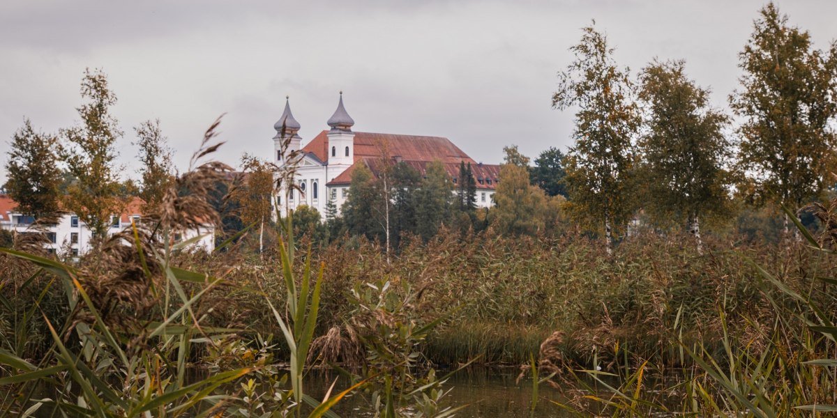 Imposant ragt die Klosteranlage am Kochelsee auf, &copy; T&ouml;lzer Land  Tourismus|Christian Geigl