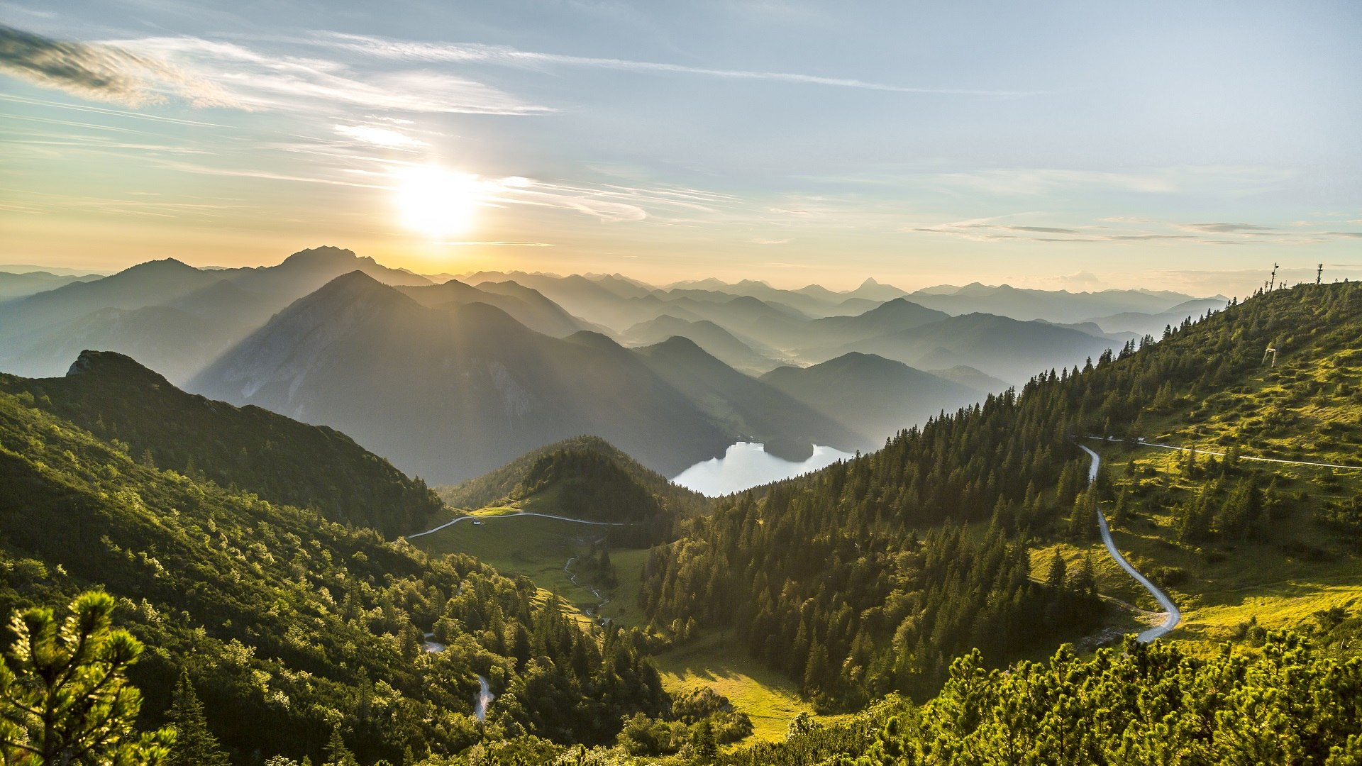 Da geht einem das Herz auf: Sonnenaufang in den Bergen mit Ausblick auf den Walchensee, &copy; TI Kochel a. See,Walchensee |Thomas von Kujat
