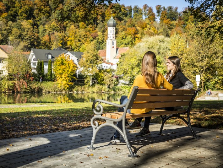 Eine Rast auf den gemütlichen Bänken an der Loisach machen - beim Bankerlweg in Wolfratshausen, © Stadt Wolfratshausen|Foto: Adrian Greiter