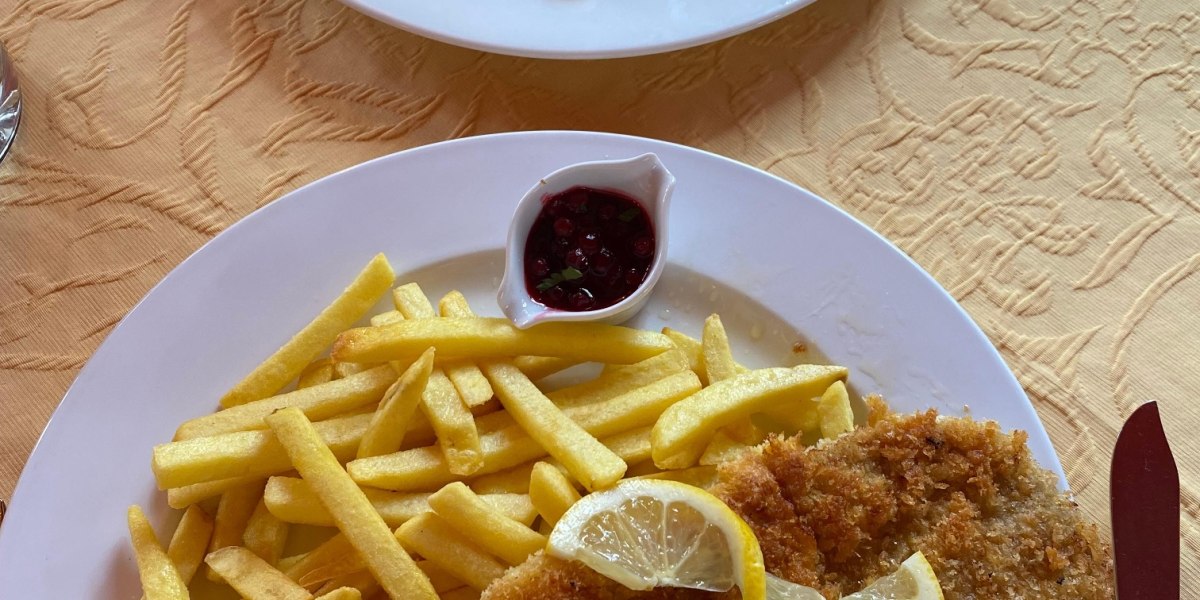 Fischgerichte in allen Variationen gibt es im Forellenhof Walgerfranz, © Hochschule München