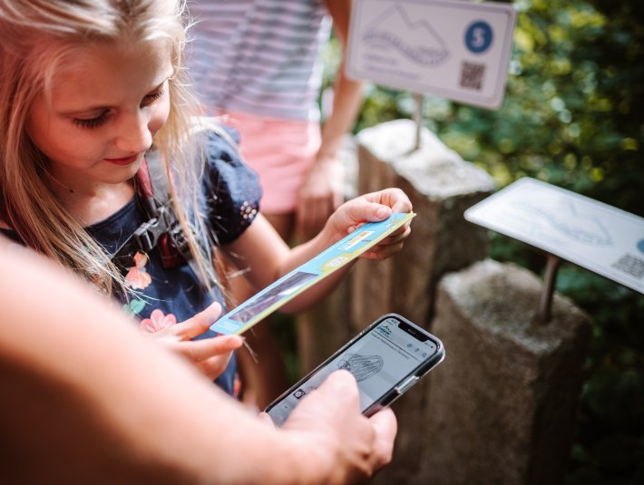 Praktische Apps &amp; AudioGuides, um jede Menge Infos zur Region ganz bequem zu erfahren.
Hier am Isar Erlebnis Pfad in Lenggries k&ouml;nnen mit dem Smartphone Naturinfos abgerufen werden., &copy; T&ouml;lzer Land Tourismus|Leonie Lorenz