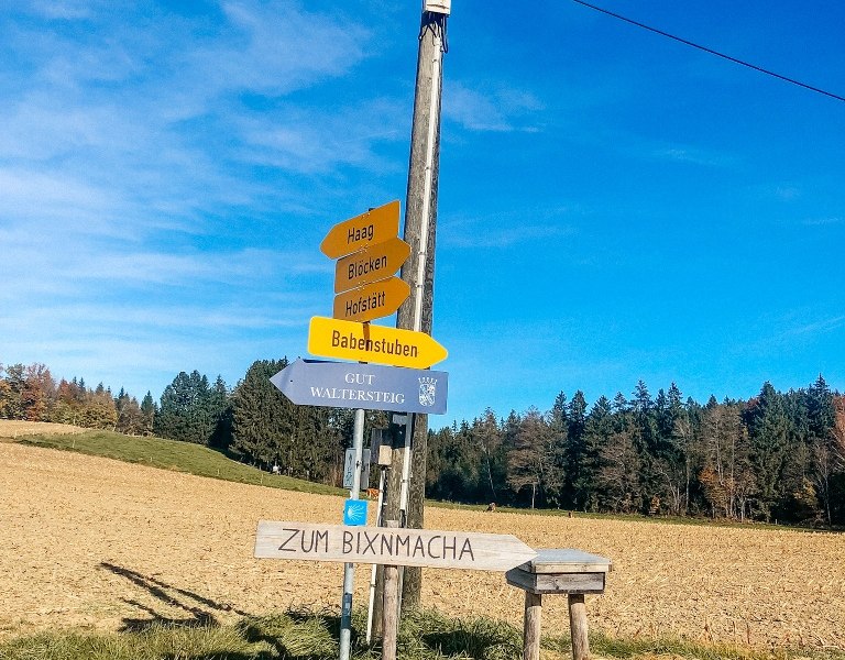 Wegweiser zwischen Babenstuben und Oberherrnhausen, © Fakultät für Tourismus - Hochschule München - Digitales Marketing & Management