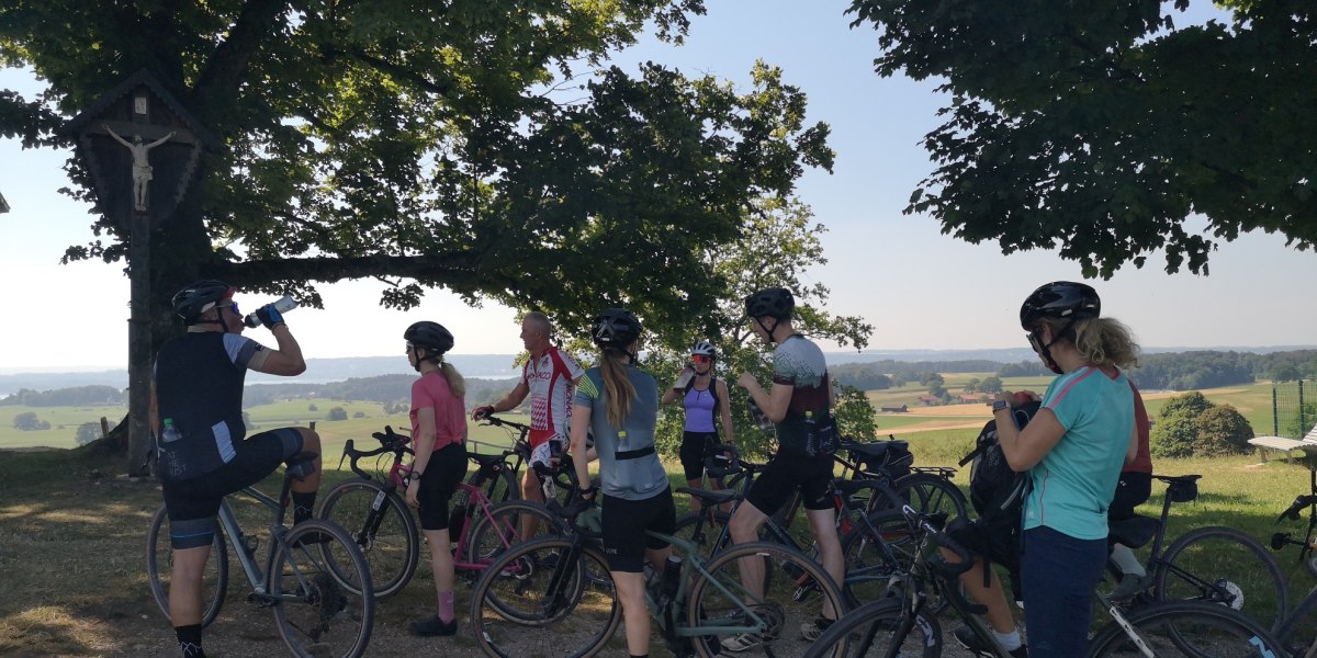 Kurze Trinkpause bei der Uvex x Bergzeit- Radelausfahrt, © Tölzer Land Tourismus