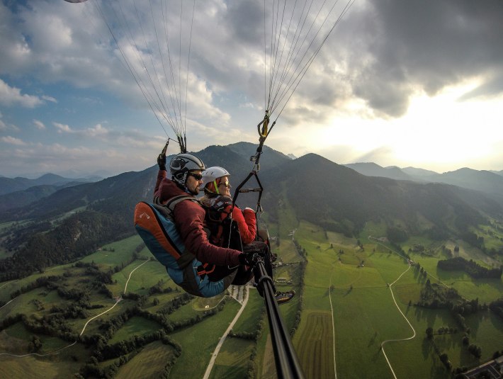 Tandemfliegen - ein Abenteuer das man nie vergisst.
Das Bild zeigt: &Uuml;ber den Gipfeln des T&ouml;lzer Landes: Gleitschirm-Tandem-Flug am Brauneck mit Blick auf die Isar und die bayerische Alpenwelt
, &copy; Adventure Sports Gbr|Foto: Rafael Frei