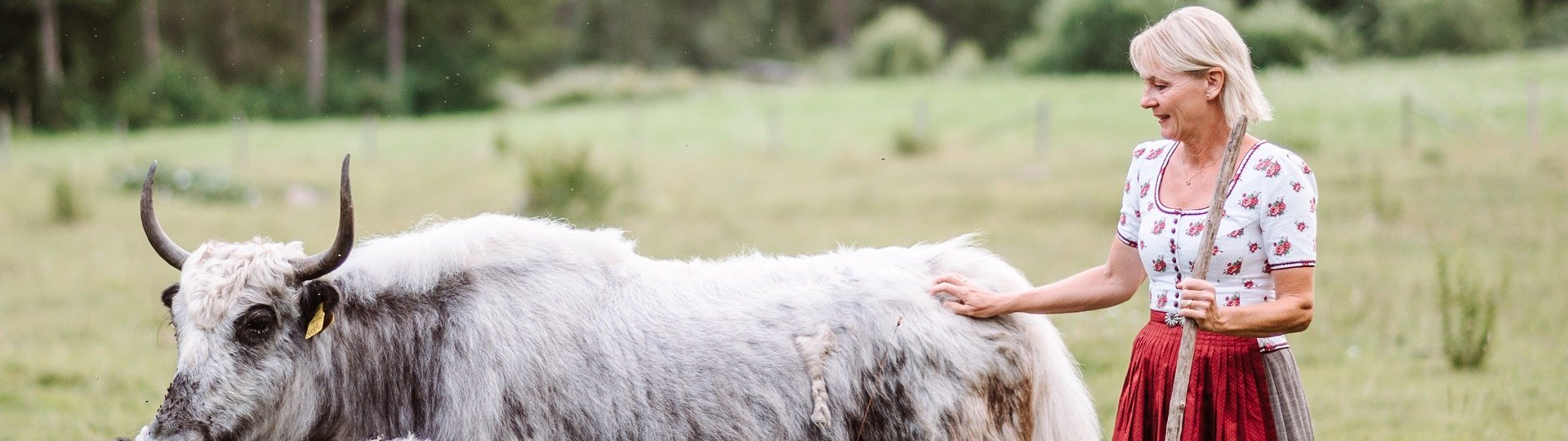 Die Kr&auml;uterp&auml;dagogin Andrea Me&szlig;mer aus der Jachenau mit zwei ihrer Yaks, &copy; T&ouml;lzer Land Tourismus, Foto: Leonie Lorenz