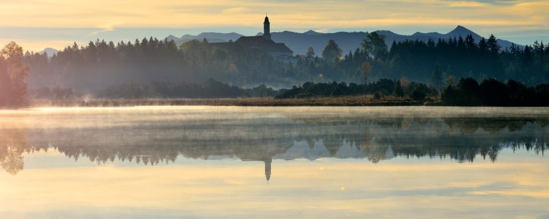 Kirchsee mit Kloster Reutberg im Hintergrund, &copy; T&ouml;lzer Land Tourismus