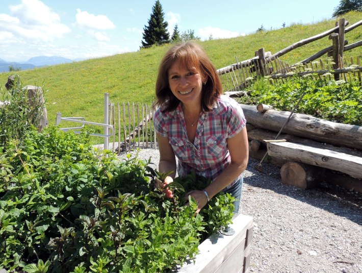 Kräuterpädagogin Vroni Obermüller in ihrem Berg-Kräutergarten "OiXund" auf der Stie-Alm, © Stiealm | Foto: Renate Mayer