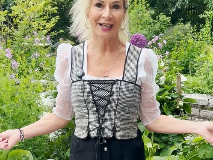 Die Kräuterpädagogin Sylvia Gollwitzer vor dem Kräutergarten vor dem ZUK Kräuter Cafè und Laden, © ZUK Kräuter Café und Laden Benediktbeuern