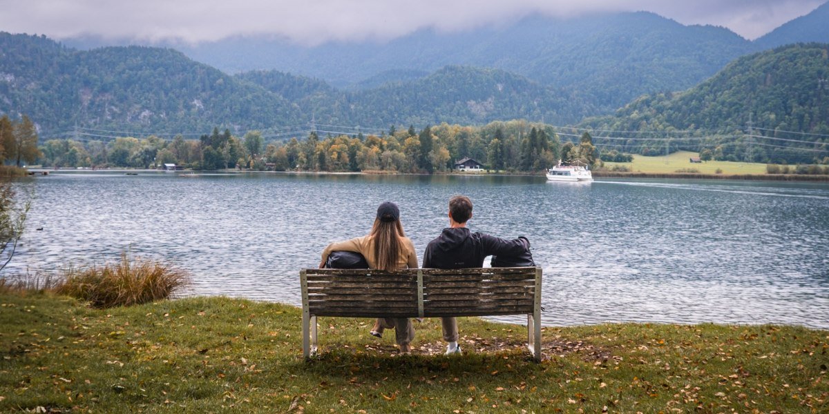 Eine Rast am Ufer des Kochelsees bei Schlehdorf. Die Motorschifffahrt &uuml;ber den Kochelsee ist eine ideale M&ouml;glichkeit den Weiterweg bequem &uuml;ber den See mit wunderbaren Ausblicken zu nehmen., &copy; T&ouml;lzer Land  Tourismus|Christian Geigl