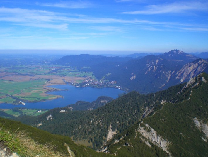 Wandererlebnsi am Herzogstand mit Blick auf den Kochelsee und das Kochelsee-Loisach-Moor, &copy; T&ouml;lzer Land Tourismus|Ch. Baier