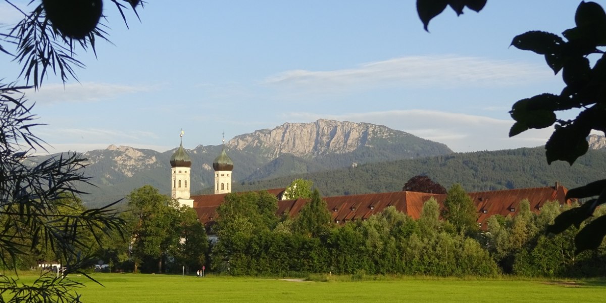 Kloster Benediktbeuern mit Benediktenwand, © Tölzer Land Tourismus