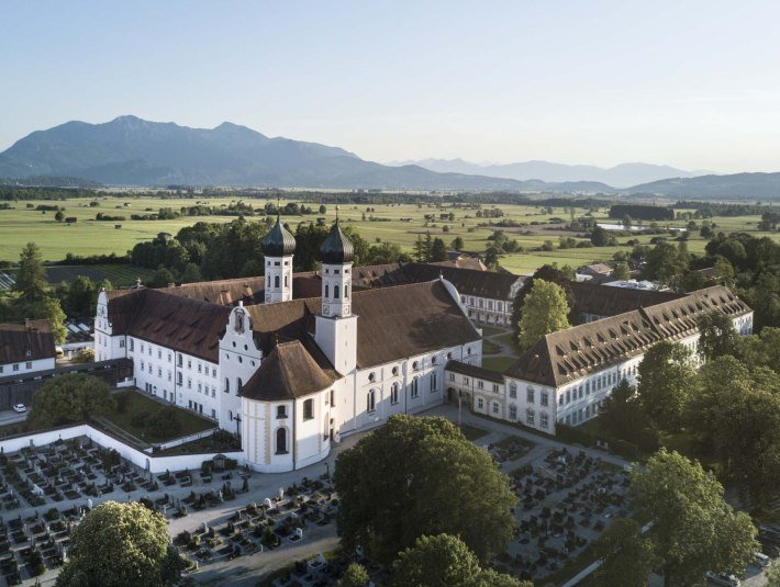 Kloster Benediktbeuern mit Blick auf die Benediktenwand, © Tölzer Land Tourismus / Foto Peter von Felbert