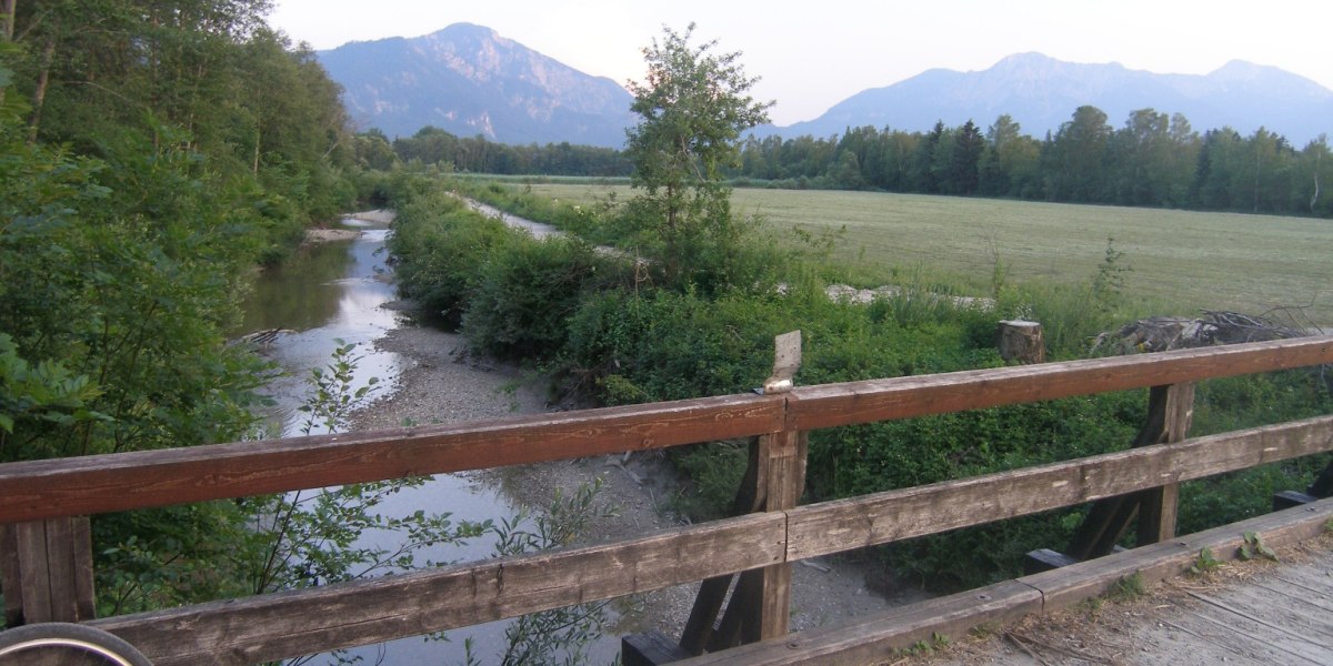 Eine Holzbrücke überspannt den Lainbach., © Outdooractive Redaktion