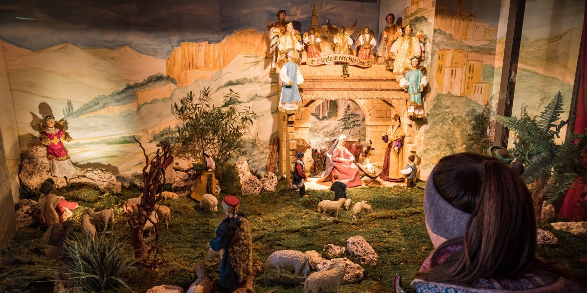 Bei einem stimmungsvollen Spaziergang durch Lenggries entdecken Sie in den Schaufenstern unterschiedlichste Krippendarstellungen., &copy; Tourist Information Lenggries | Adrian Greiter