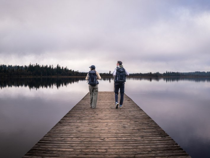 Die Pilgerwege f&uuml;hren auf knapp 100 km von Kloster zu Kloster durch das T&ouml;lzer Land - hier genie&szlig;en die zwei Pilger den Kirchseeblick in der N&auml;he des Klosters Reutberg. , &copy; T&ouml;lzer Land  Tourismus|Christian Geigl