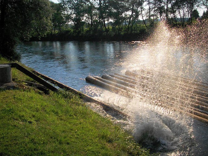 Mächtige Holzstämme werden für das Flossfahren gebraucht, © flossfahren.de