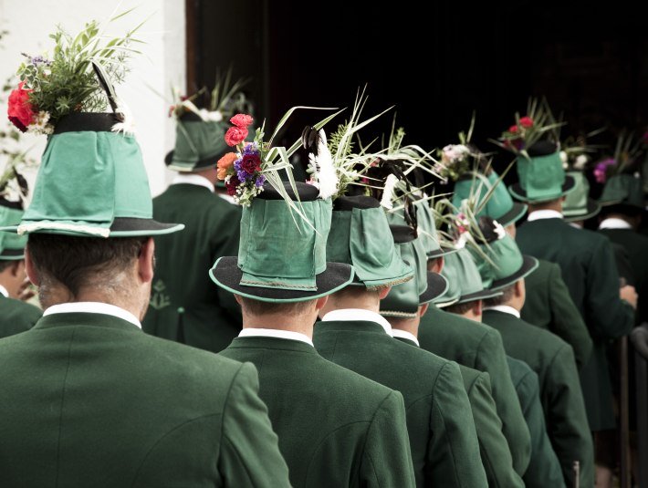 Männer in Tracht von hinten mit schönen Hüten, © Adiran Greiter